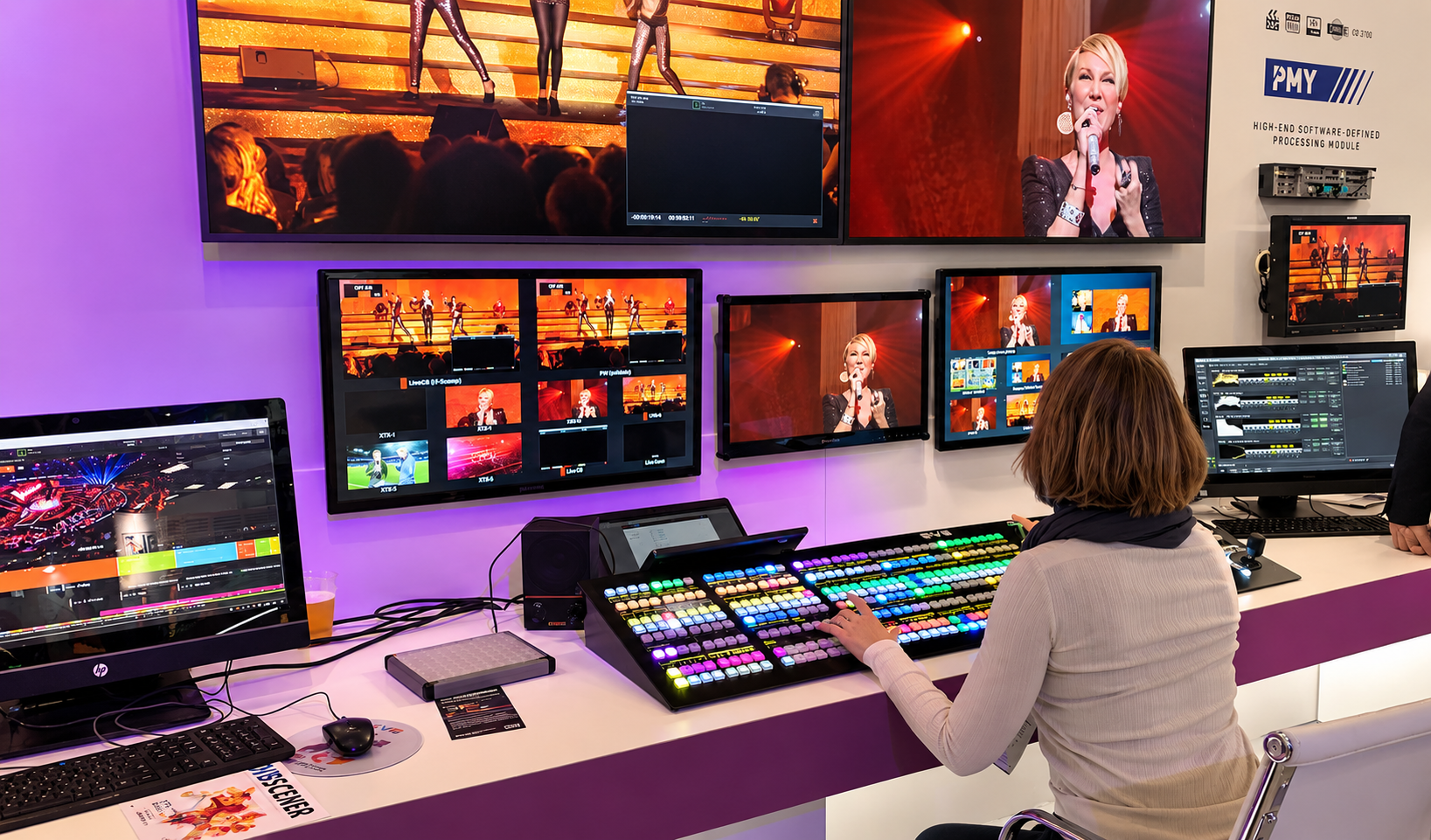 Operadora controlando una retransmisión audiovisual