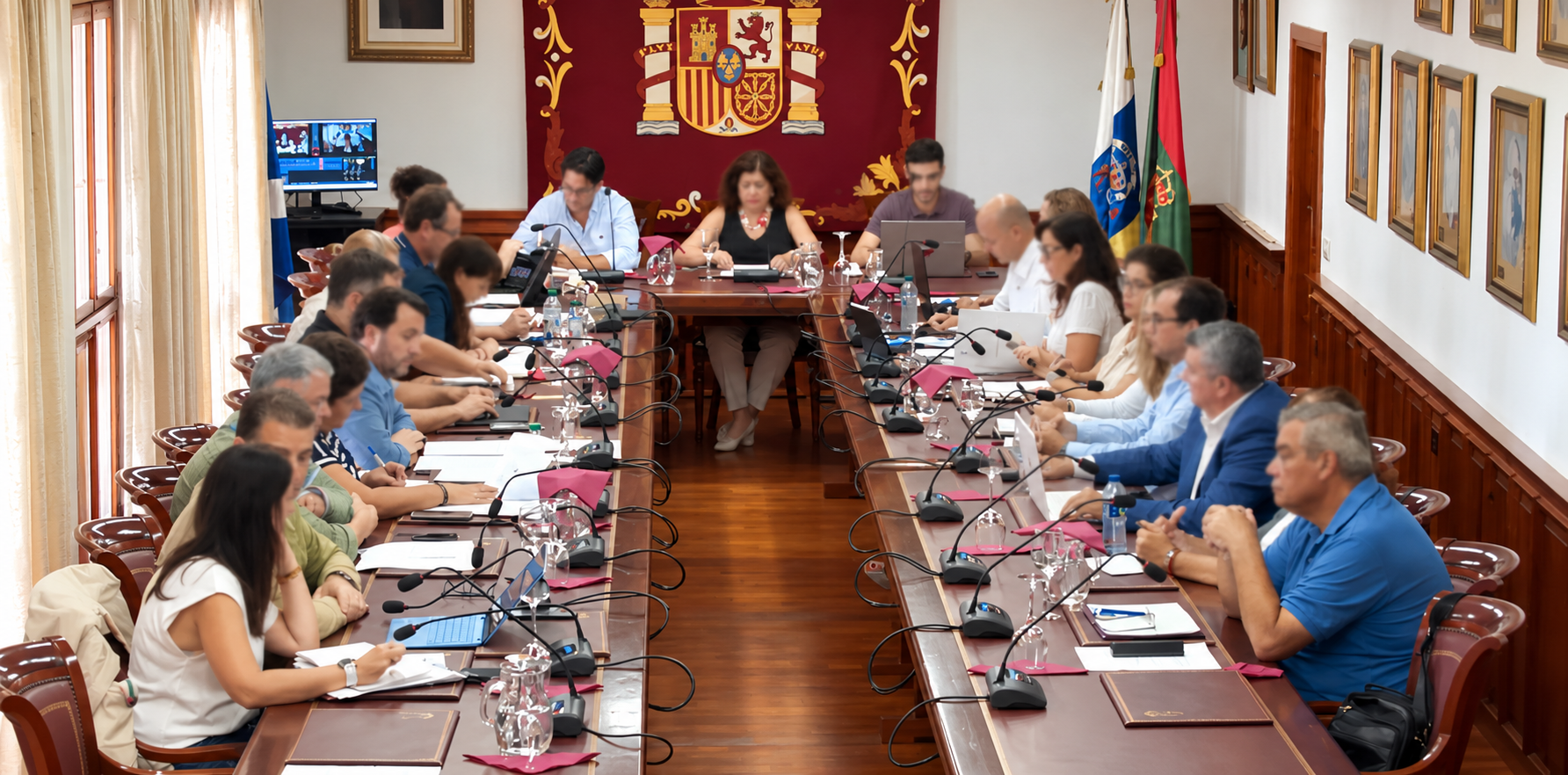 Reunión oficial en salón de plenos